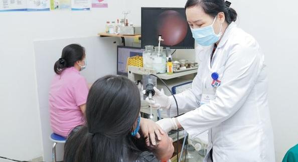 Viêm tai giữa cấp ở trẻ nhỏ có thể gây thủng màng nhĩ, làm tiêu xương, gián đoạn chuỗi xương con... Nguồn ảnh: BVAV