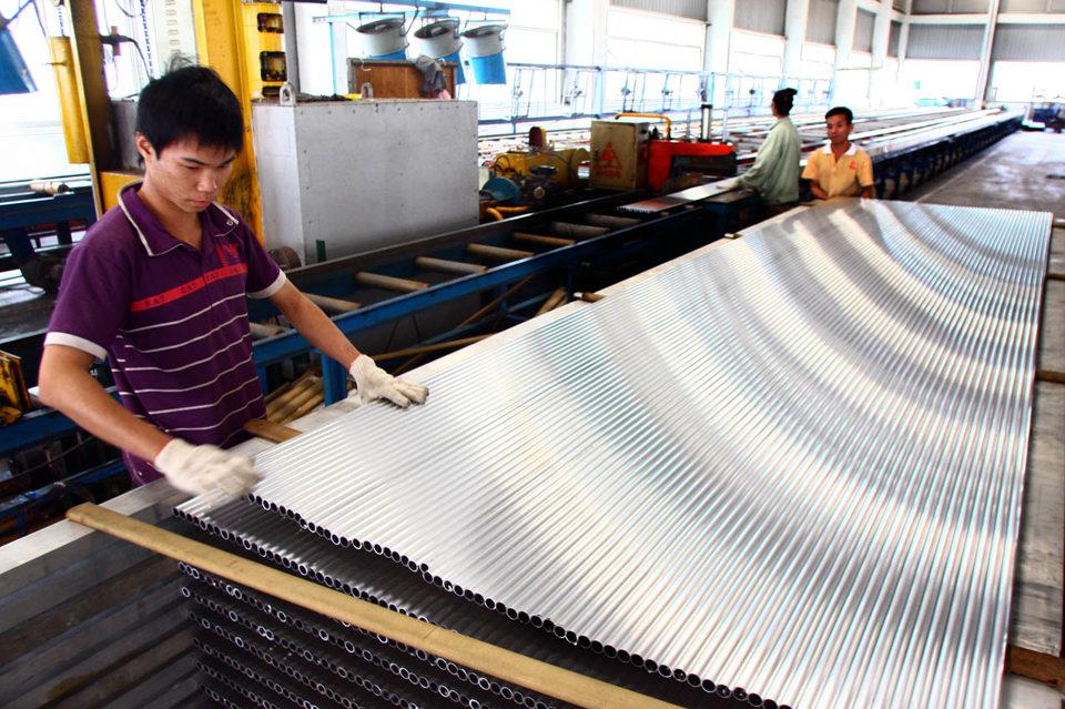 Doanh nghiệp ngành nhôm nội địa đang gặp khó khăn khi nhu cầu thị trường giảm mạnh. Ảnh: Việt Linh