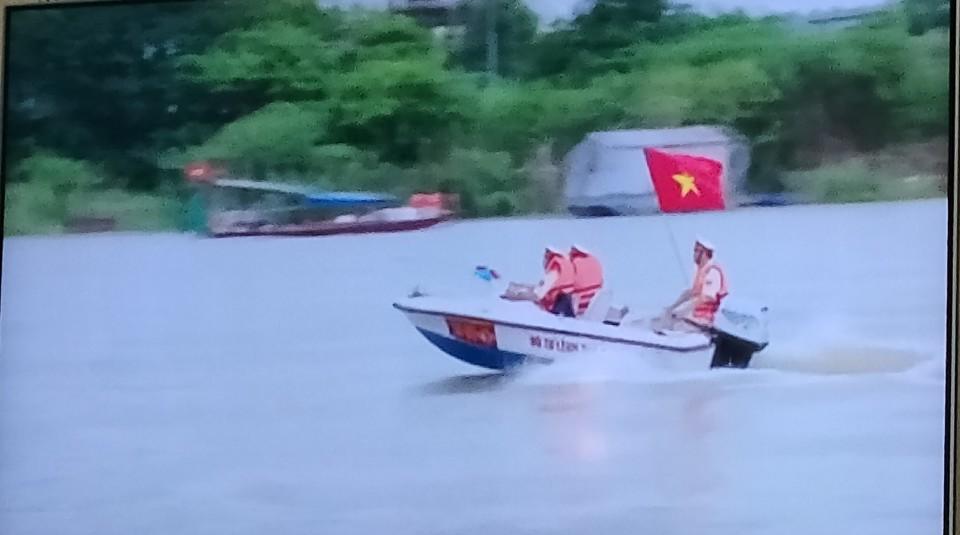 Diễn tập cứu nạn trên sông. Ảnh: AT