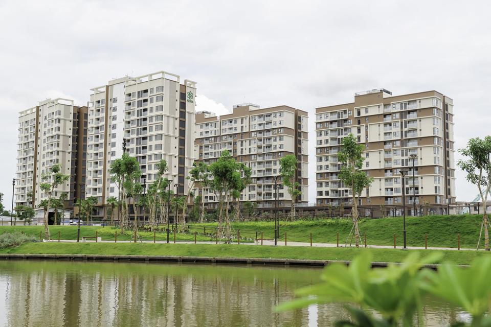 Hai block Flora Mizuki MP9-MPX (trái) có vị trí đắc địa, một mặt liền kề trục thương mại sầm uất, mặt còn lại nhìn vào không gian nội khu xanh ngát.