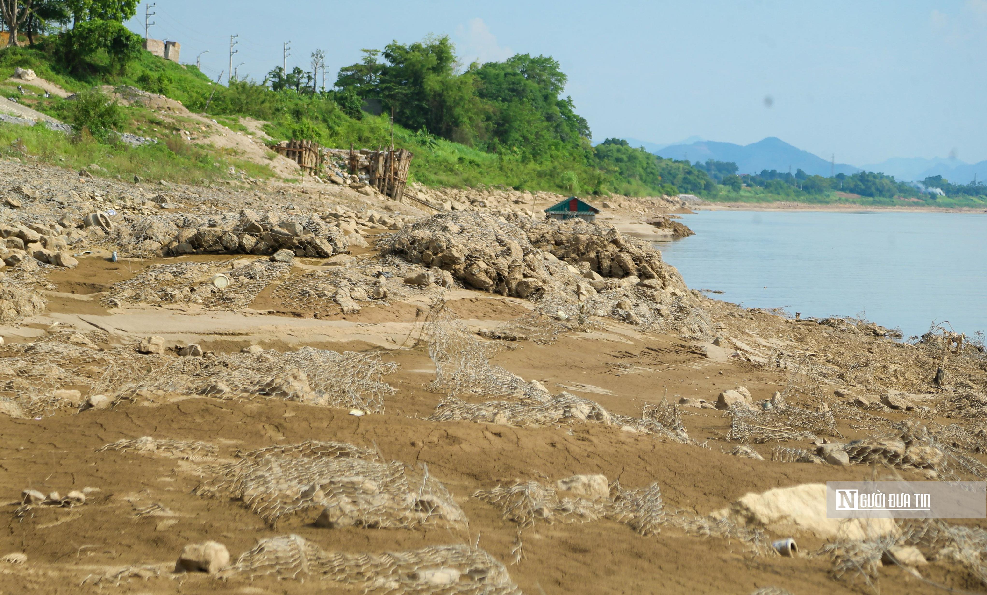 Sự kiện - Sông Đà cạn trơ đáy, người dân thoải mái đi dạo dưới lòng sông (Hình 10).