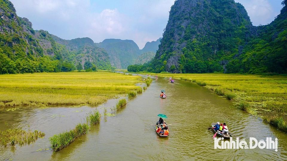 Khu du lịch Tam Cốc - Bích Động nằm trong quần thể danh thắng Tràng An thuộc địa phận xã Ninh Hải, huyện Hoa Lư, cách trung tâm TP Ninh Bình khoảng 8km. Nơi đây đã được xếp hạng là di tích quốc gia đặc biệt và được tổ chức UNESCO xếp hạng di sản thế giới.