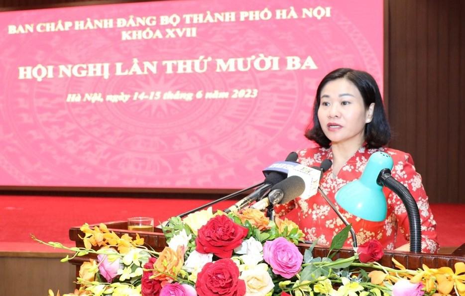 Phó Bí thư Thường trực Thành ủy Nguyễn Thị Tuyến trình bày dự thảo Báo cáo sơ kết 2 năm thí điểm tổ chức mô hình chính quyền đô thị tại hội nghị.