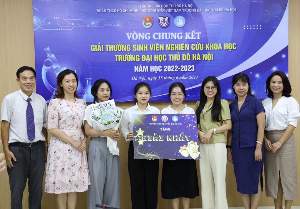 Ban tổ chức trao giải cho nhóm tác giả của đề tài đạt giải Nhất