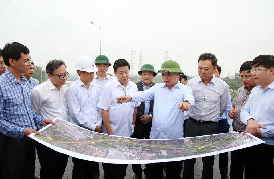 Bí thư Thành ủy Đinh Tiến Dũng cùng đoàn khảo sát thực địa tại huyện Thường Tín. Ảnh: Viết Thành