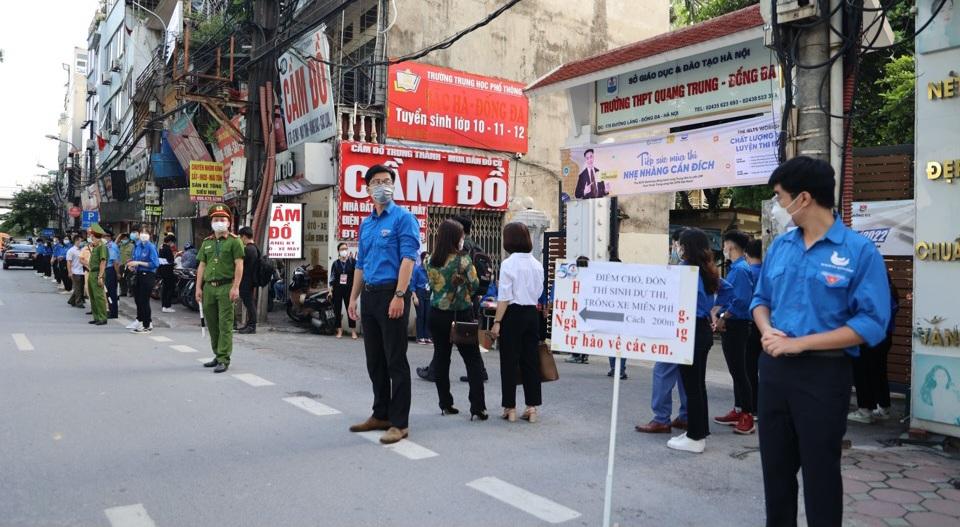 Công an các quận huyện chuẩn bị phương án phòng ngừa cháy nổ, tờ rơi và các tệ nạn xã hội khác, phối hợp giải quyết tốt các vấn đề về trật tự công cộng và ùn tắc giao thông xung quanh các điểm thi...