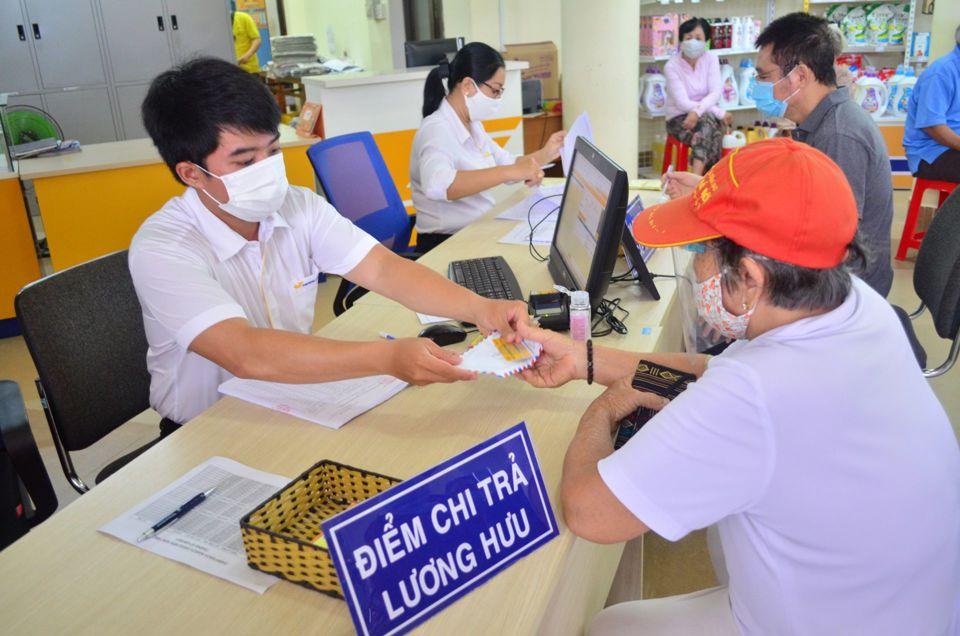 Người lao động có tỷ lệ hưởng lương hưu cao hay thấp tùy theo số năm đóng bảo hiểm xã hội. Ảnh minh họa: Internet.