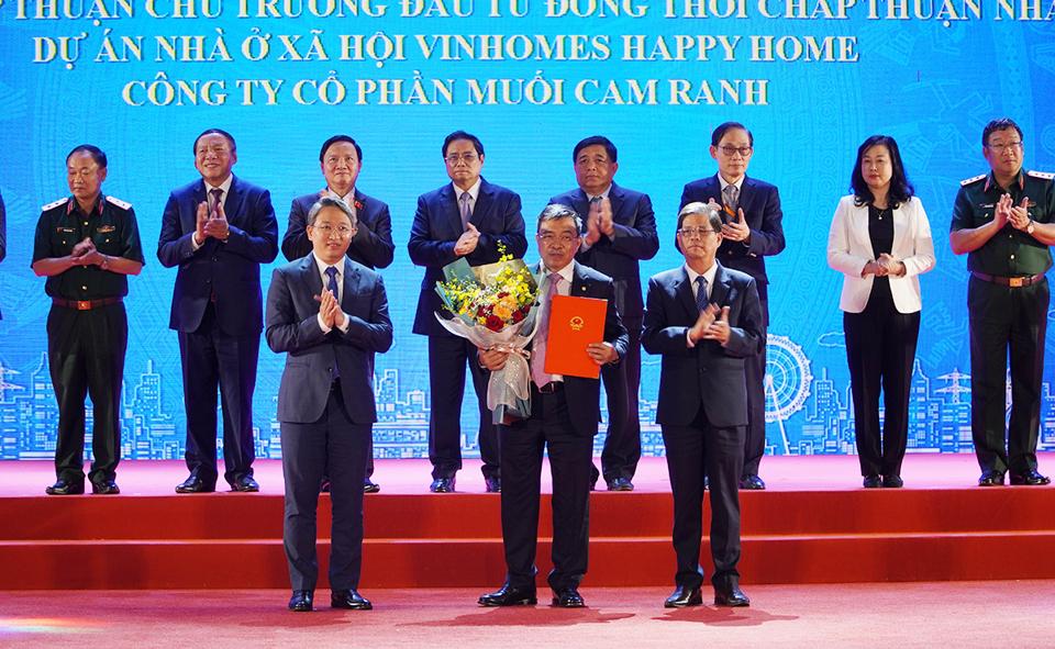 Ông Phạm Thiếu Hoa - Chủ tịch Công ty CP Vinhomes chủ sở hữu của Công ty CP Muối Cam Ranh nhận Giấy chứng nhận đăng ký đầu tư Dự án nhà ở xã hội Vinhomes Happy Home hồi đâu tháng 4/2023. Ảnh: Trung Nhân.