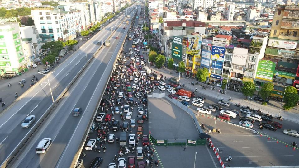 Hiện trạng giao thông đường Nguyễn Xiển sau khi thực hiện rào chắn phục vụ thi công các vị trí giếng/hố ga Gói thầu số 02, Dự án hệ thống xử lý nước thải Yên Xá