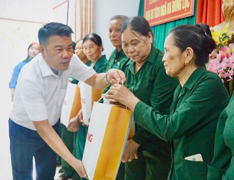 Đoàn thăm hỏi, tặng quà các cựu thanh niên xung phong đặc biệt khó khăn tại Hà Tĩnh.