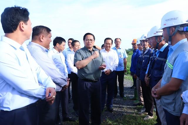   Thủ tướng Chính phủ Phạm Minh Chính chỉ đạo phải đảm bảo thi công đường Vành đai 3 TP Hồ Chí Minh đúng tiến độ, đúng kỹ thuật, không để xảy ra tiêu cực. Ảnh: VGP