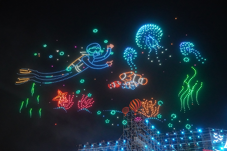 Phần biểu diễn ánh sáng của 1.653 drone light trong đêm khai mạc Festival Biển 2023 làm mãn nhãn người xem. Ảnh: Trung Nhân.