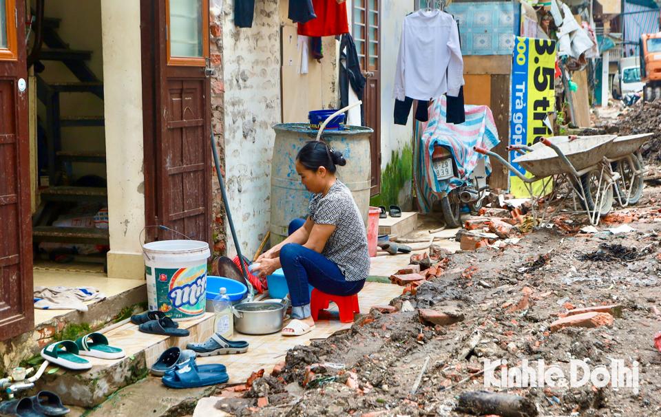 Từ lâu, con kênh này đã “nổi tiếng” vì ô nhiễm môi trường. Đến hiện tại, sau nhiều năm thi công chậm tiến độ vẫn đang ảnh hưởng lớn đến cuộc sống của nhiều hộ dân.