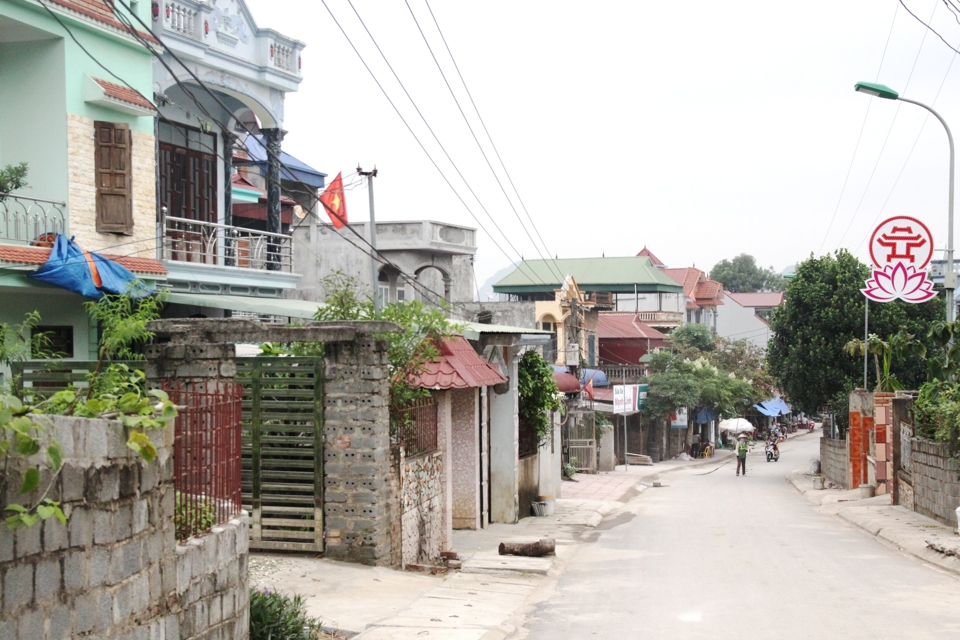 Hiện nay, Hà Nội đang phấn đấu đưa 3 huyện còn lại về đích nông thôn mới trong năm 2023. Đồng thời, chỉ đạo 5 huyện (Đông Anh, Gia Lâm, Thanh Trì, Hoài Đức, Đan Phượng) hoàn thành nhiệm vụ xây dựng nông thôn mới nâng cao trước khi lên quận. Ảnh: Một khu dân cư tại xã An Phú (huyện Mỹ Đức).