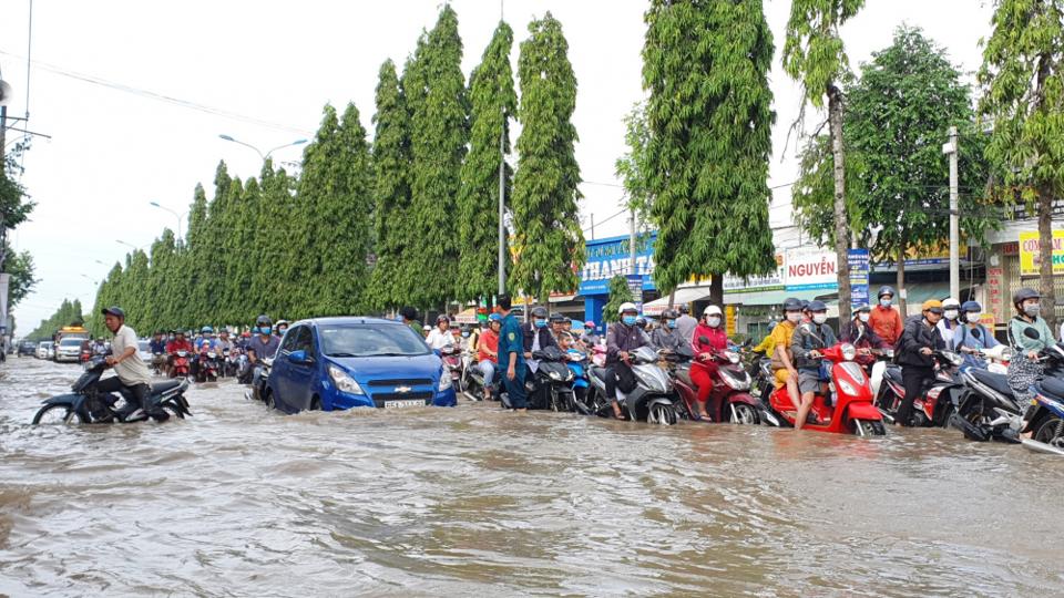 Đường Nguyễn Văn Cừ ngập sâu trong đợt triều cường lập đỉnh năm 2022.