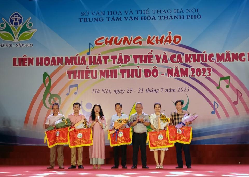 Sôi nổi liên hoan múa hát tập thể và ca khúc măng non Thủ đô - Ảnh 1