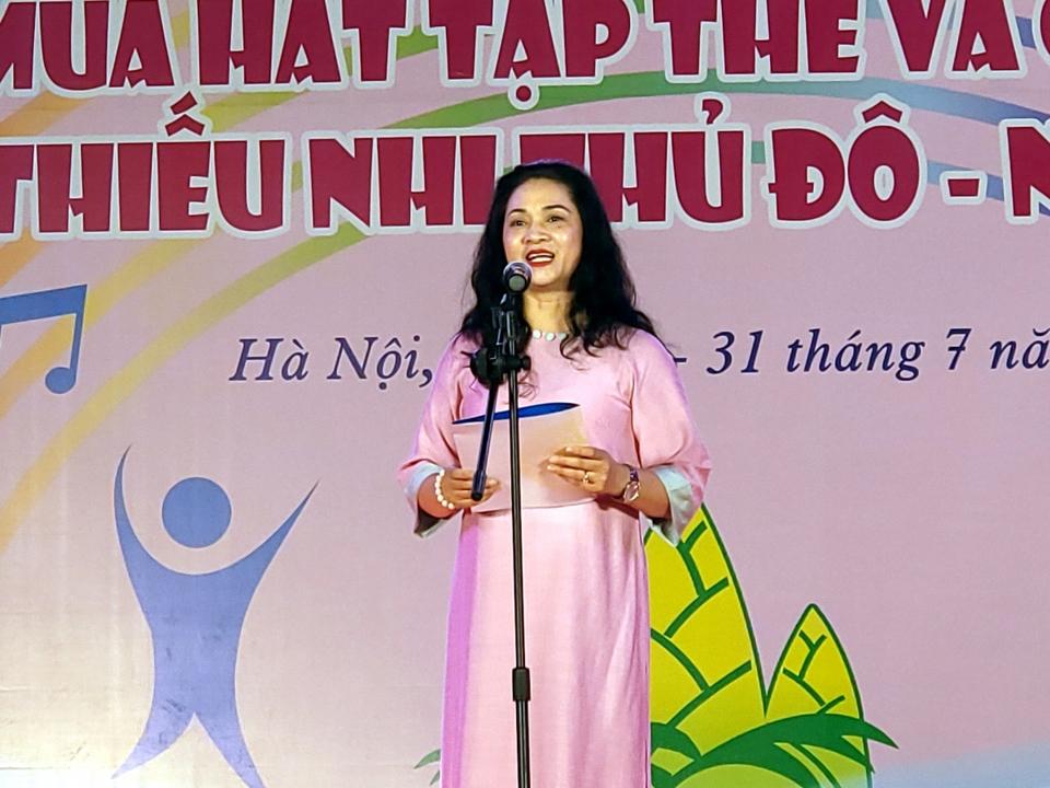 Bà Lý Thị Thúy Hạnh, Giám đốc Trung tâm Văn hóa Thành phố phát biểu khai mạc Chung khảo Liên hoan.