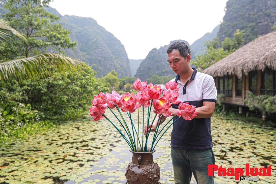 Hiện tại, những bông hoa sen giấy của anh Dũng không chỉ dừng lại ở Việt Nam mà đã xuất hiện tại một số nước trên thế giới như Nhật, Mỹ... và đều được đánh giá cao về tính sáng tạo cũng như tay nghề.