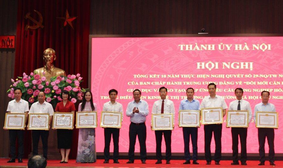 Phó Bí thư Thành ủy Nguyễn Văn Phong trao thưởng của TP Hà Nội cho các tập thể, cá nhân có thành tích xuất sắc trong thực hiện Nghị quyết.