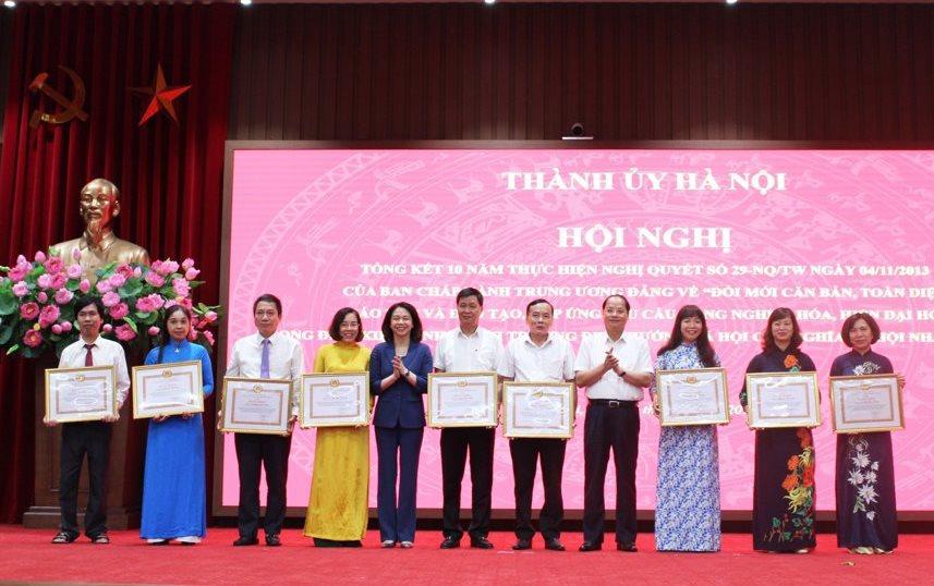 Trưởng Ban Tuyên giáo Thành ủy Nguyễn Doãn Toản, Phó Chủ tịch UBND TP Vũ Thu Hà trao thưởng của TP Hà Nội cho các tập thể, cá nhân có thành tích xuất sắc trong thực hiện Nghị quyết.