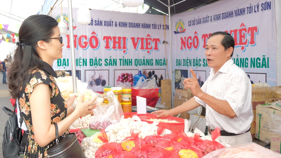 Khách hàng thăm quan, mua sắm tại tuần hàng.