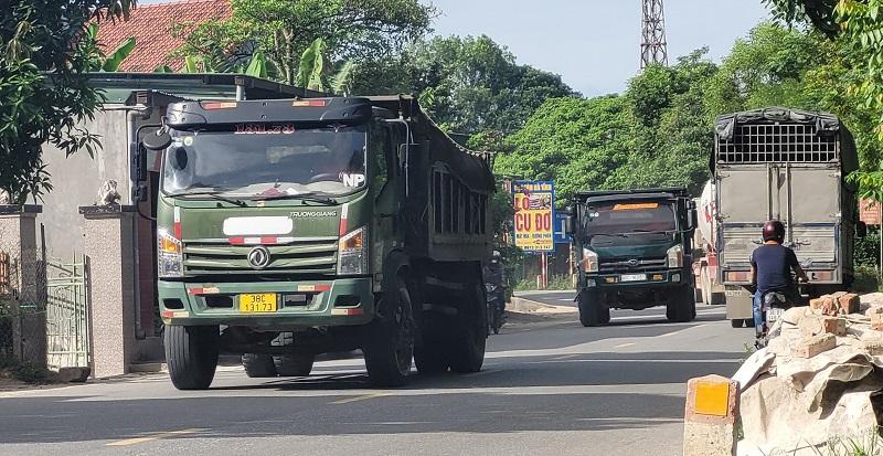 Dàn xe tải chở đất chạy nườm nượp, tiềm ẩn nhiều nguy cơ xảy ra tai nạn giao thông khu vực chợ Đàng xã Đức Đồng, huyện Đức Thọ