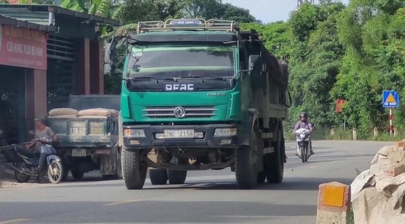 Mùa cao điểm xây dựng các phương tiện vận tải liên tục tăng ca, tăng chuyến đáp ứng khối lượng đất đắp cho các công trình xây dựng ở các huyện Vũ Quang, Đức Thọ, thị xã Hồng Lĩnh...trước mùa mưa bão