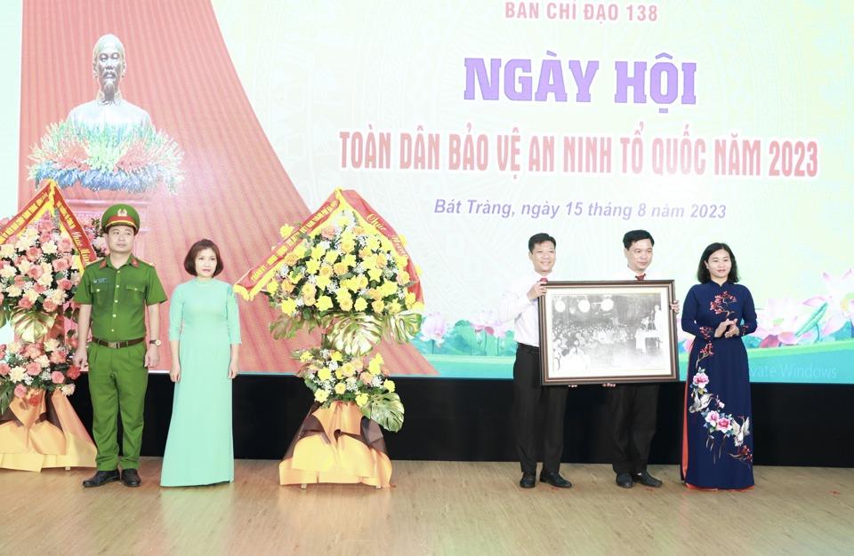 Phó Bí thư Thường trực Thành ủy Hà Nội Nguyễn Thị Tuyến tặng lẵng hoa chúc mừng tại Ngày hội.