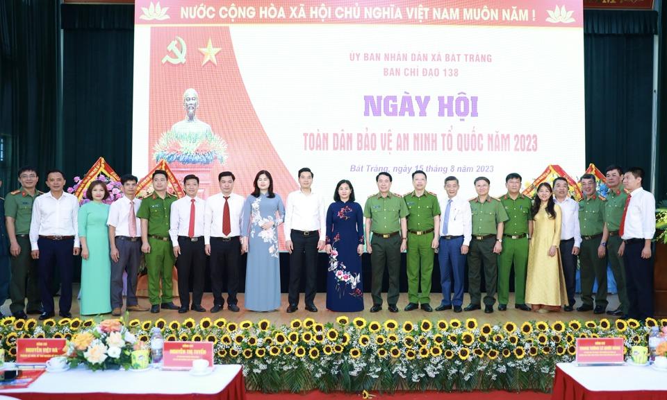 Phó Bí thư Thường trực Thành ủy Hà Nội Nguyễn Thị Tuyến cùng các đại biểu tham dự Ngày hội.