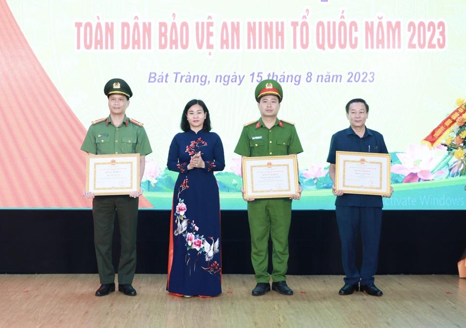 Phó Bí thư Thường trực Thành ủy Hà Nội Nguyễn Thị Tuyến trao Bằng khen của Chủ tịch UBND TP cho các cá nhân có thành tích.