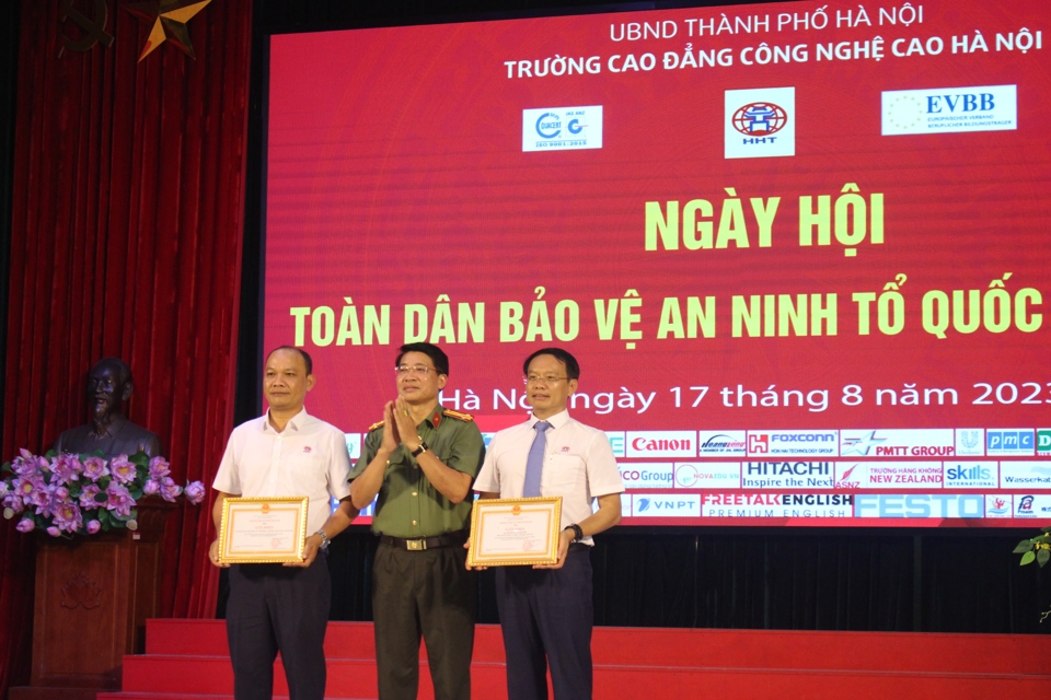 Lãnh đạo Công an Thành phố khen thưởng cho tập thể và cá nhân trường. Ảnh: Khắc Kiên