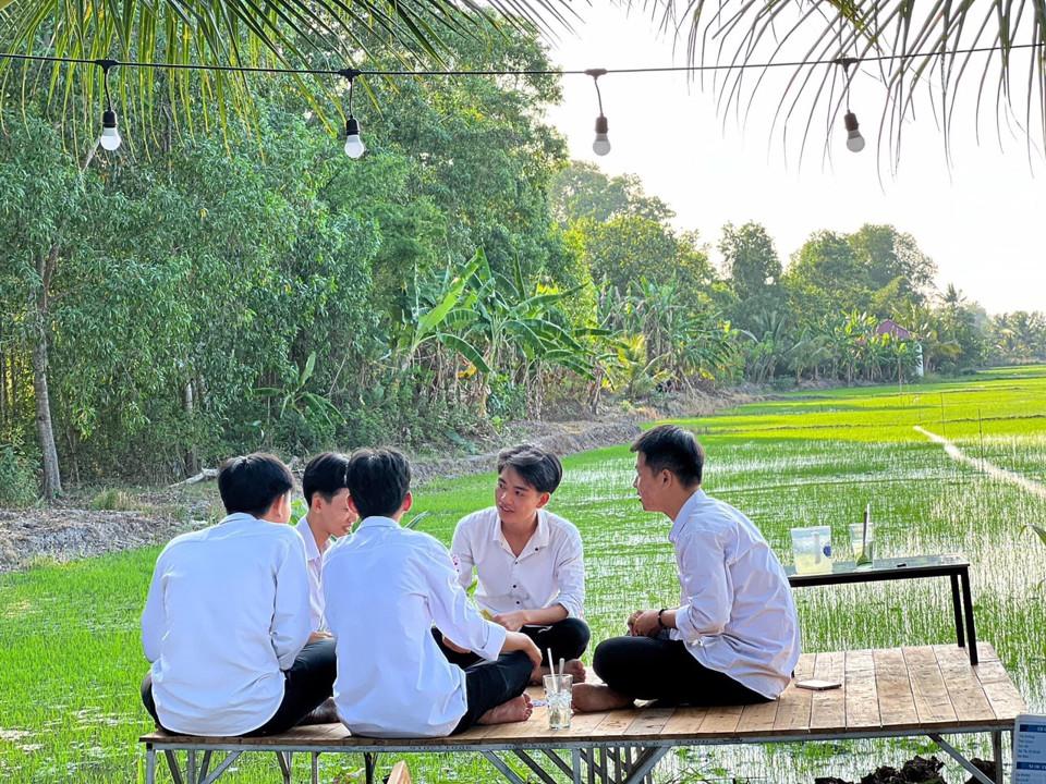 Nhiều bạn trẻ tìm đến để tận hưởng không gian thoáng mát của quán cà phê độc đáo nằm giữa vườn dừa. Ảnh: Tạ Quang  