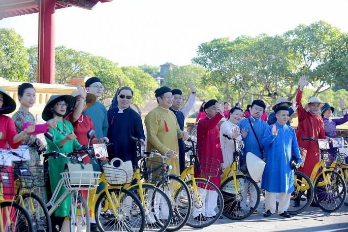 Các thành viên CLB Đình làng Việt mong muốn lan tỏa trang phục áo dài truyền thống trên hành trình kết nối di sản trên mọi miền Tổ quốc. Ảnh: CLB Đình làng Việt