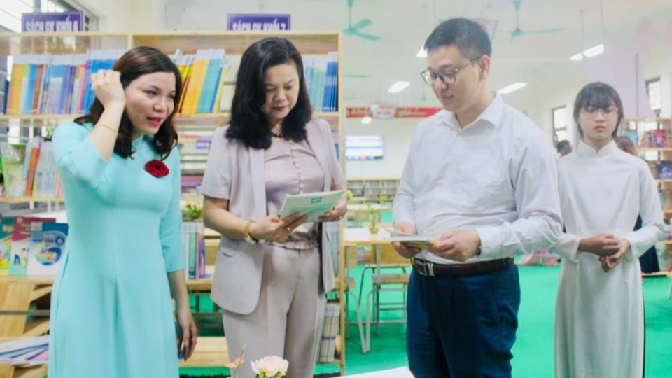 Lãnh đạo Sở GD&ĐT Hà Nội và huyện Thanh Trì thăm quan thư viện điện tử của Trường THCS Vĩnh Quỳnh, huyện Thanh Trì. Ảnh: Hoàng Quyết