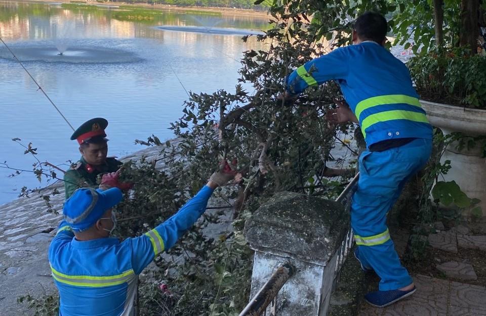 Công nhân vệ sinh môi trường Chi nhánh Đống Đa phối hợp với lực lượng quân đội tổ chức duy trì vệ sinh môi trường xung quanh hồ Hoàng Cầu.