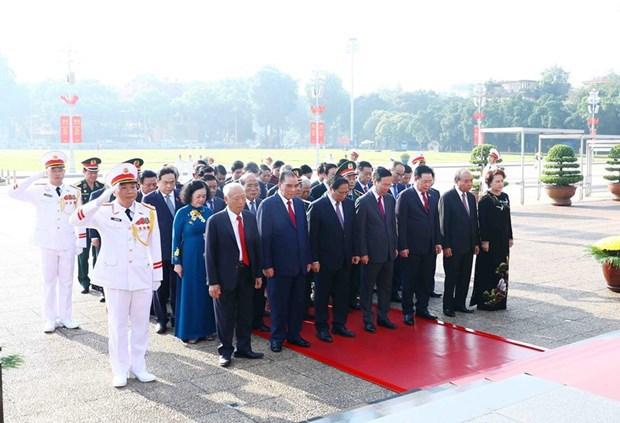 Các lãnh đạo, nguyên lãnh đạo Đảng, Nhà nước thành kính tưởng nhớ Chủ tịch Hồ Chí Minh. (Ảnh: Phạm Kiên/TTXVN)  