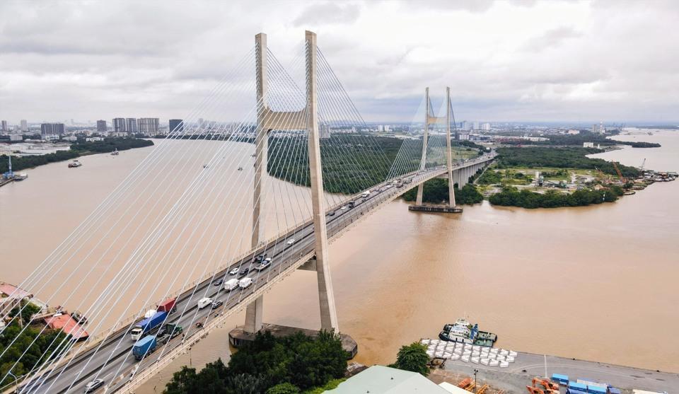 Cầu Phú Mỹ nằm trên tuyến đường vành đai 2 TP Hồ Chí Minh, đây là cây cầu dây văng lớn nhất TP Hồ Chí Minh có 6 làn xe, kết nối Khu đô thị mới Thủ Thiêm (TP Thủ Đức) và Khu đô thị Phú Mỹ Hưng (Quận 7).