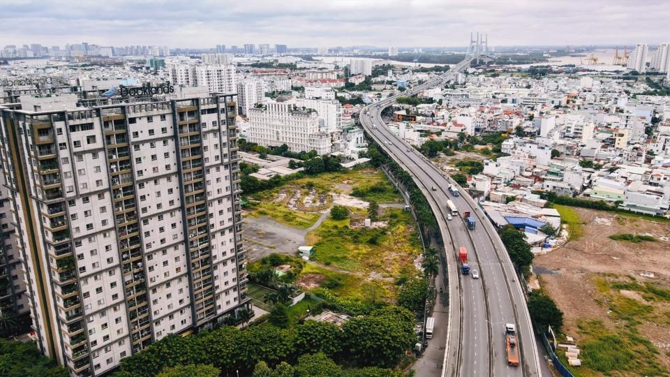 Sau khi cầu Phú Mỹ và các đường vành đai nối đến cầu hoàn thành sẽ góp phần làm giảm quá tải cho hệ thống giao thông đường bộ ở TP Hồ Chí Minh, khi đó, xe container sẽ không vào nội thành, góp phần giảm ô nhiễm và tai nạn giao thông.