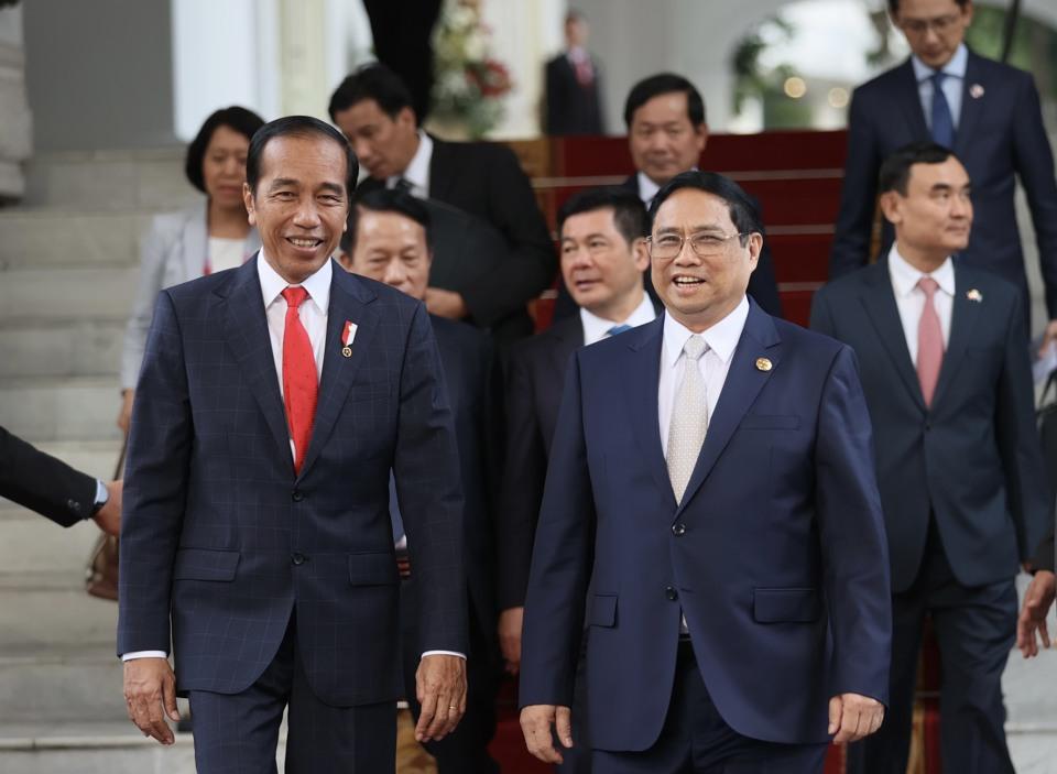 Thủ tướng Phạm Minh Chính và Tổng thống nước chủ nhà Hội nghị Cấp ASEAN 43 Indonesia Joko Widodo - Ảnh: VGP  