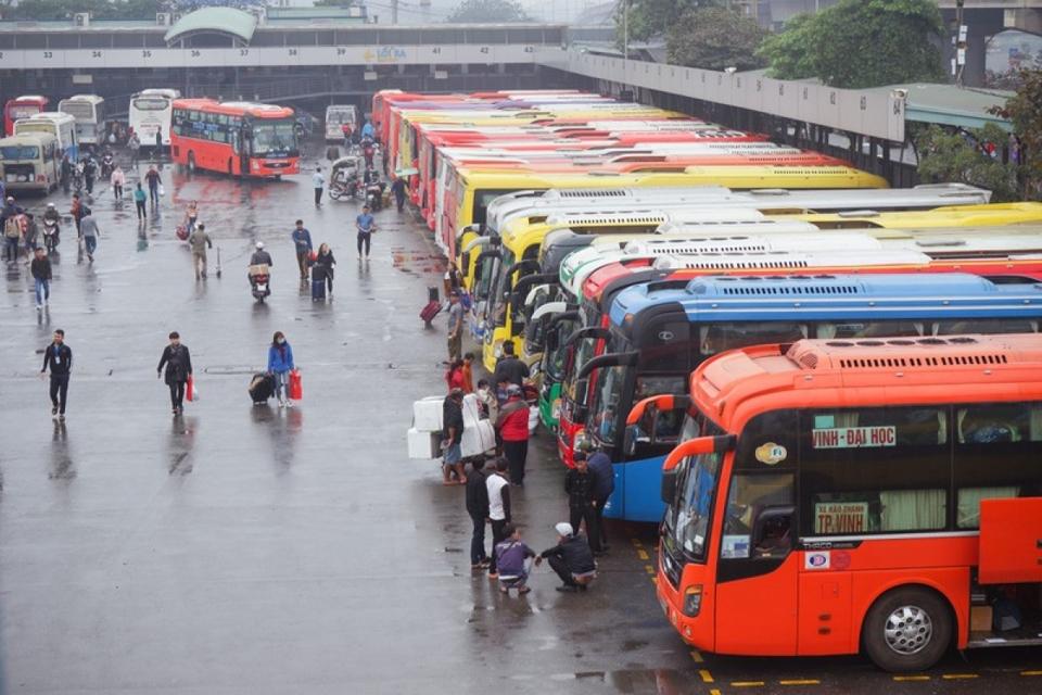 Quy định tuổi tối đa đối với tài xế ô tô trên 30 chỗ đang trói buộc DN vận tải và làm khó người lao động.