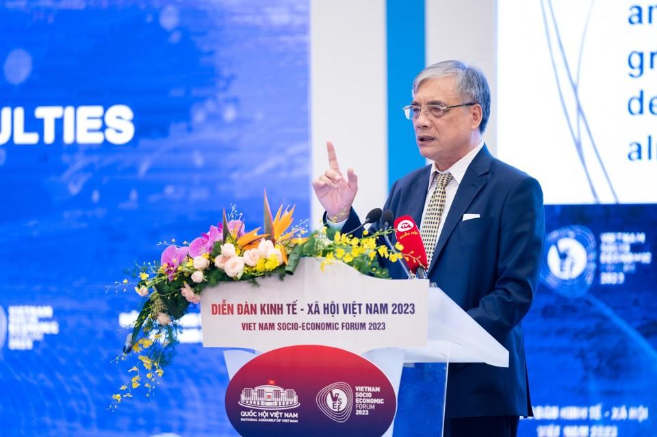 PGS.TS Trần Đình Thiên - nguyên Viện trưởng Viện Kinh tế Việt Nam trình bày tham luận “Khơi thông nguồn lực, phát huy năng lực nội sinh của doanh nghiệp và nền kinh tế”