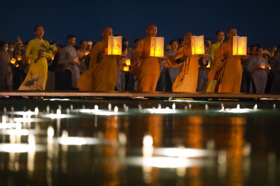 Đêm dâng đăng mừng Phật Đản hút hàng ngàn Phật tử và du khách thập phương đến núi Bà Đen.