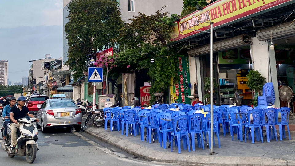 Hàng quán đua nhau chiếm dụng vỉa hè làm nơi kinh doanh.