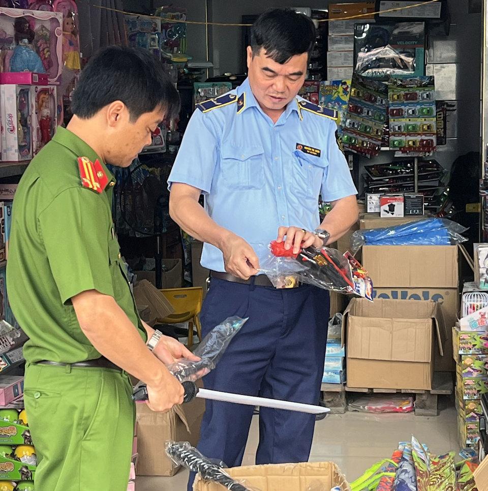 Đội Quản lý thị trường số 24 bắt giữ đồ chơi  nhập lậu tại số 162 đường La Phù, thôn Chùa Tổng, xã La Phù, huyện Hoài Đức. Ảnh: Hoài Nam