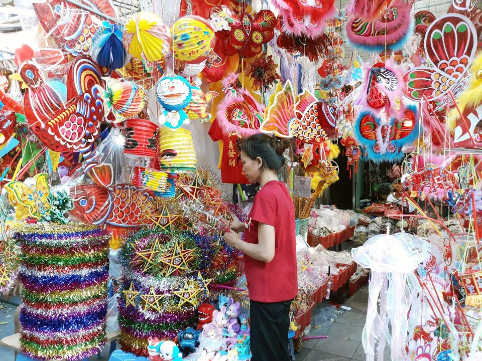 Người tiêu dùng mua đồ chơi Trung Thu trên phố Hàng Mã (Hoàn Kiếm). Ảnh: Hoài Nam