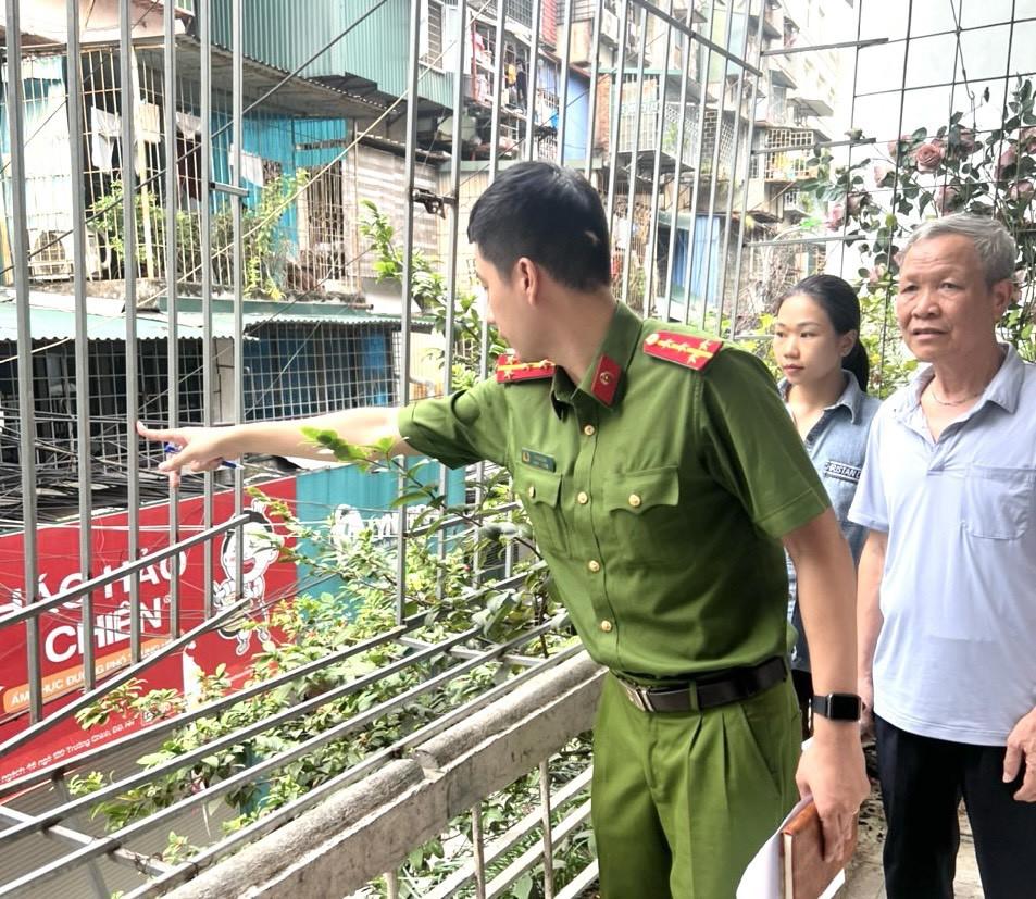 Công an phường Phương Mai tuyên truyền, vận động Nhân dân mở lối thoát nạn thứ 2 tại các khu tập thể cũ.