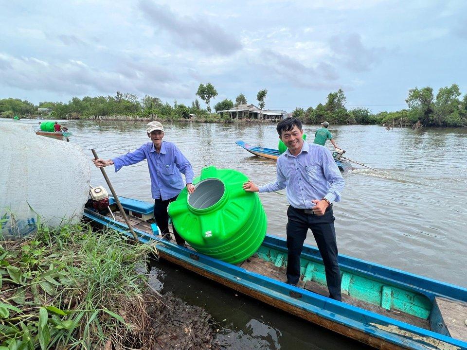 Đại diện Tập đoàn Tân Á Đại Thành trao tặng siêu bồn Plasman tới bà con ĐBSCL. Ảnh: Tập đoàn Tân Á Đại Thành.