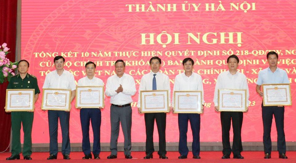 Phó Bí thư Thành uỷ Nguyễn Văn Phong trao khen thưởng cho các tập thể đạt thành tích xuất sắc