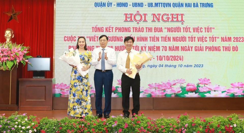 Bí thư Quận ủy Hai Bà Trưng Nguyễn Văn Nam tặng hoa chúc mừng 2 cá nhân