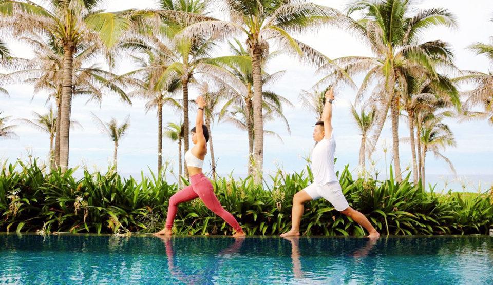 Du khách tham gia tour tập Yoga tại Resort Mövenpick Cam Ranh. Ảnh: Hoài Nam